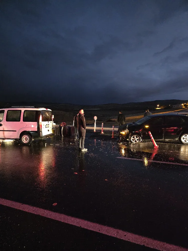 Siirt’te Gece Yarısı Korkutan Çarpışma: Yağışlı Yolda İki Araç Birbirine Girdi