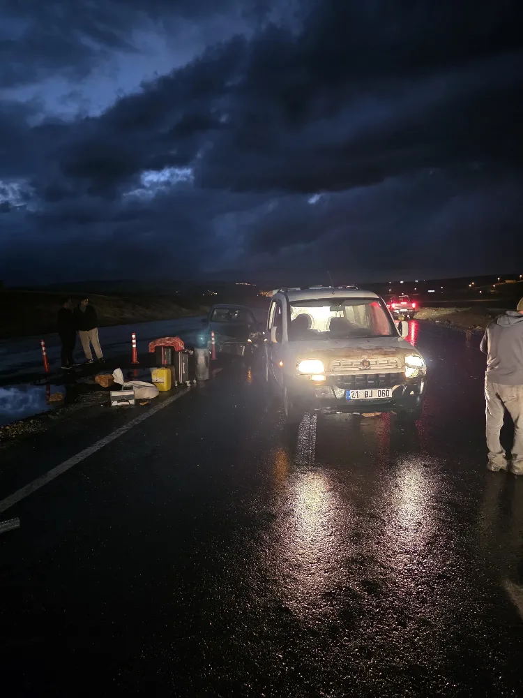 Siirt’te Gece Yarısı Korkutan Çarpışma: Yağışlı Yolda İki Araç Birbirine Girdi