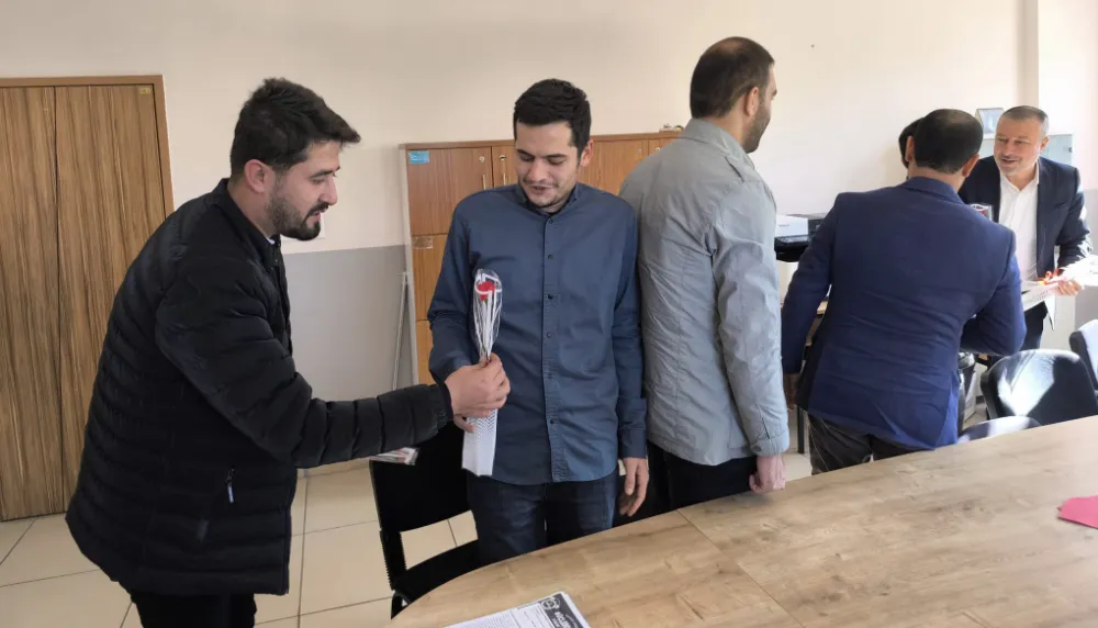 AK PARTİ BAYKAN GENÇLİK KOLLARI’NDAN ÖĞRETMENLER GÜNÜNE ÖZEL ZİYARET