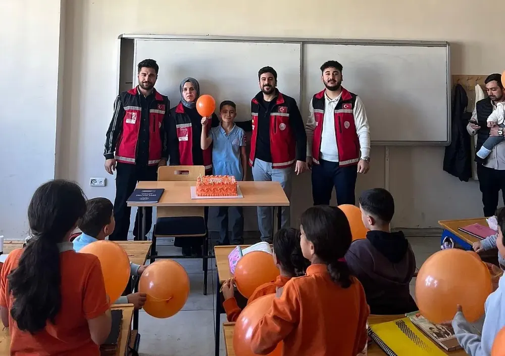 “Siirt’te Umut Dolu Ziyaret: Lösemiyle Mücadele Eden Minik Berat’a Moral Oldular”