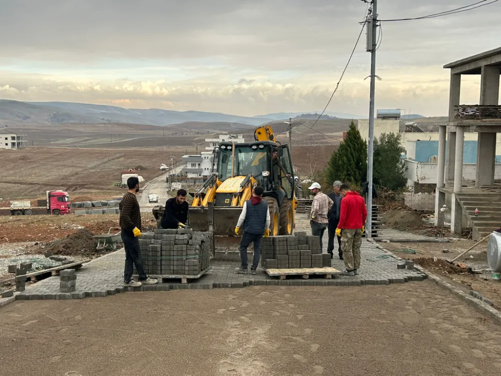 Siirt Kurtalan Yenidoğan Mahallesi’nde Parke Taşı Çalışmaları Sürüyor