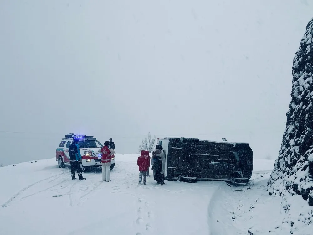 Baykan’da Köy Servisi Şarampole Yuvarlandı: 2 Yaralı Kurtarıldı