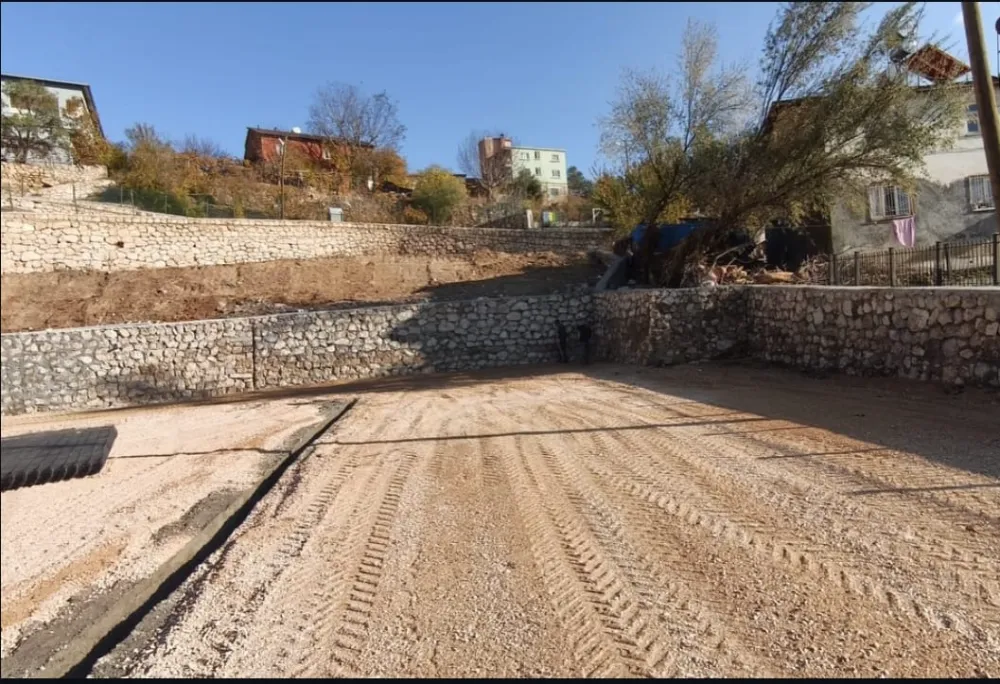 SİİRT ERUH’TA BELEDİYE HİZMET ARAÇLARINA ÖZEL MODERN OTOPARK PROJESİ BAŞLATILDI