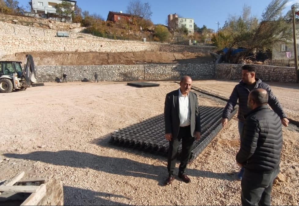 SİİRT ERUH’TA BELEDİYE HİZMET ARAÇLARINA ÖZEL MODERN OTOPARK PROJESİ BAŞLATILDI