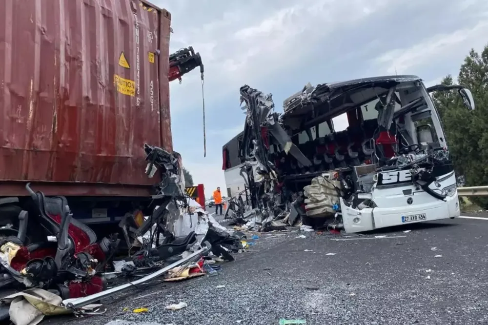 7 kişinin öldüğü otobüs kazası nasıl oldu? Vali kahreden detayı açıkladı