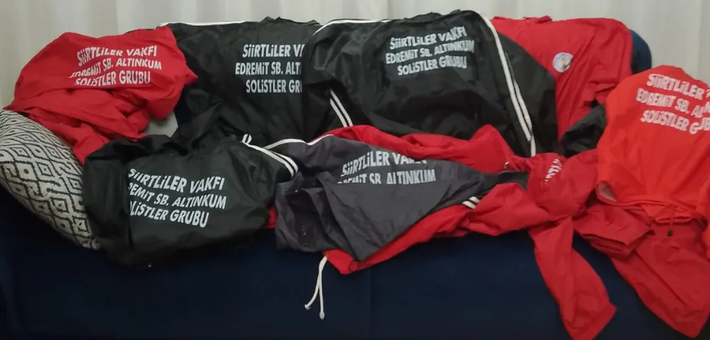 Siirtliler Vakfı Edremit Şubesi’nden Sarıkız Spor’a Yağmurluk Desteği