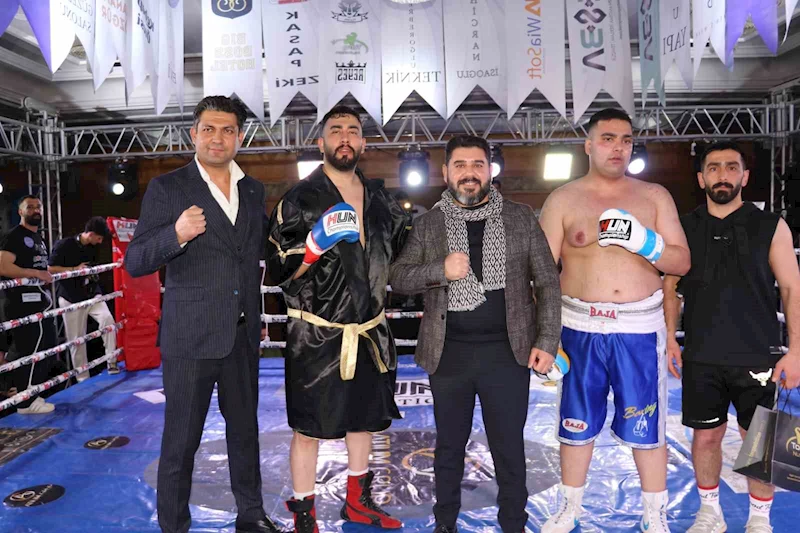 Vanlı boksör İranlı rakibini 2. raundda yere serdi
