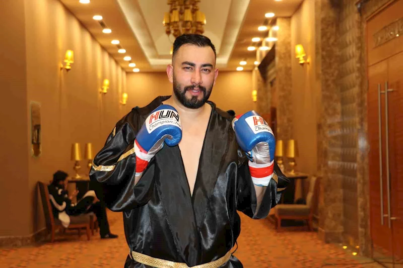 Vanlı boksör İranlı rakibini 2. raundda yere serdi
