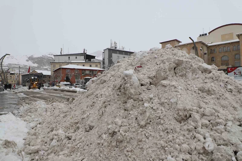 Hakkari çarşısında karla mücadele sürüyor
