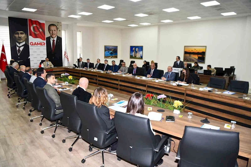 Vali Tekbıyıkoğlu: "Sokak hayvanlarının doğal yaşam alanlarını aratmayacak tesisleşmeye gideceğiz"
