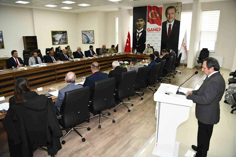 Vali Tekbıyıkoğlu: "Sokak hayvanlarının doğal yaşam alanlarını aratmayacak tesisleşmeye gideceğiz"
