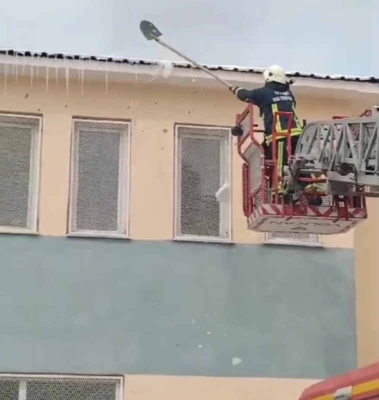 Van’da çatılarda tehlike saçan buz sarkıtları temizlendi
