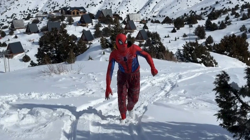 Örümcek Adam kostümüyle Ergan’da dikkat çekti
