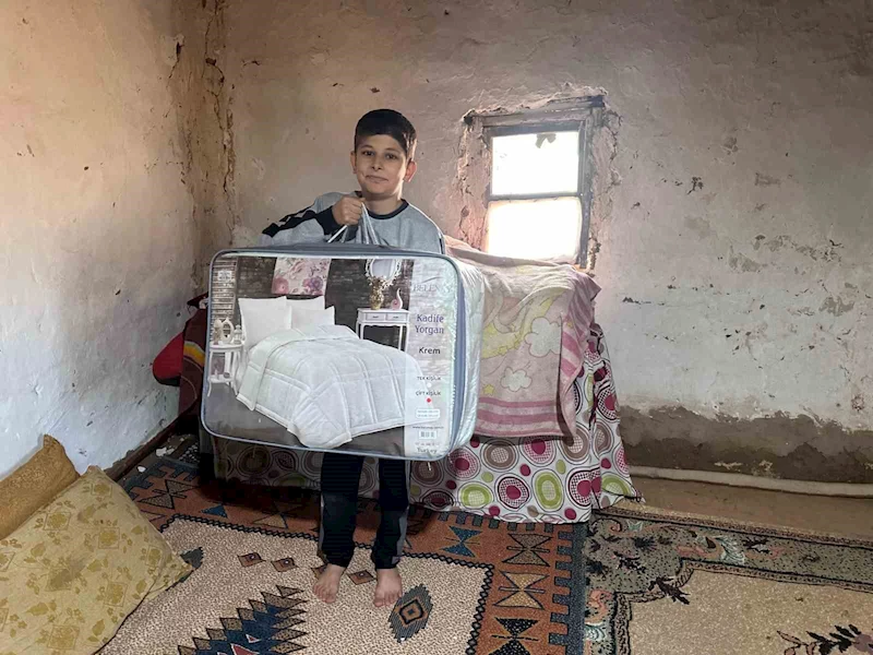 Polis memurundan Şırnaklı çocuklara sıcak dokunuş: Yüzlerce çocuğa battaniye hediye edildi
