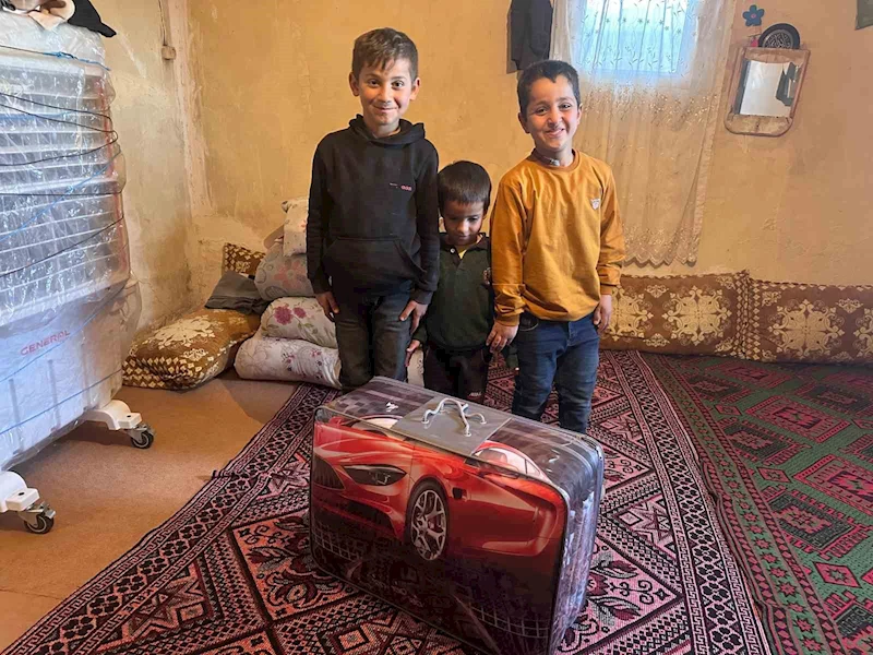 Polis memurundan Şırnaklı çocuklara sıcak dokunuş: Yüzlerce çocuğa battaniye hediye edildi
