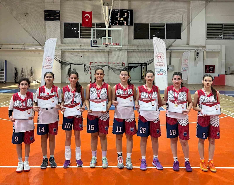 SANKO Okulları basketbolda namağlup bölge şampiyonu oldu
