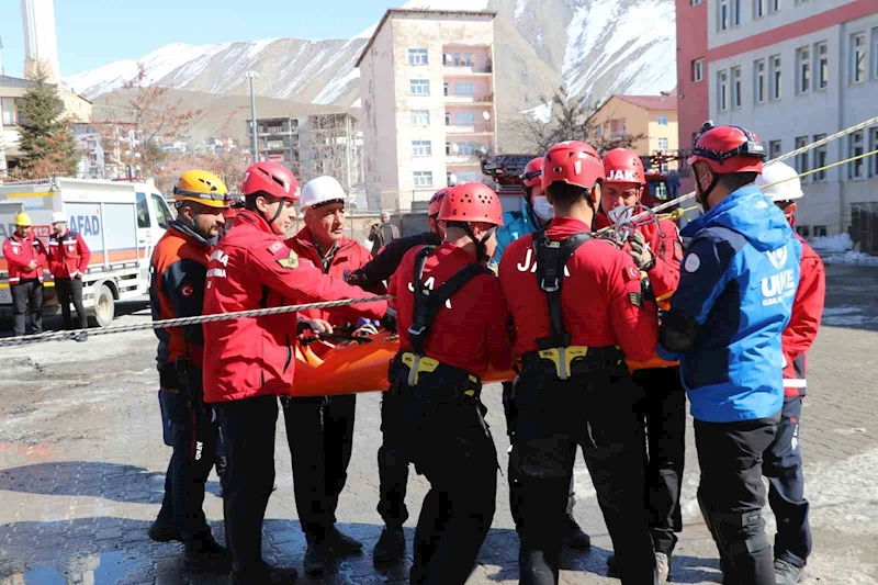 Hakkâri’deki tatbikat gerçeğini aratmadı
