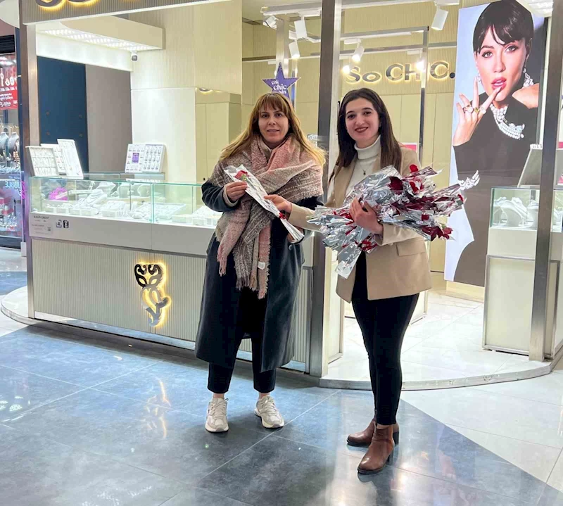 Vanmall’dan kadınlara karanfil
