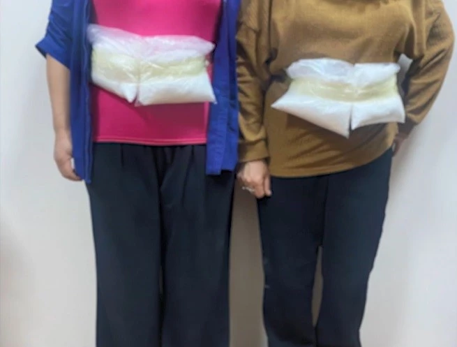 Yabancı uyruklu şahısların üzerinden 2 kilo uyuşturucu çıktı
