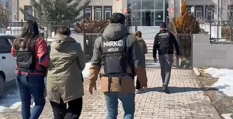 Yabancı uyruklu şahısların üzerinden 2 kilo uyuşturucu çıktı
