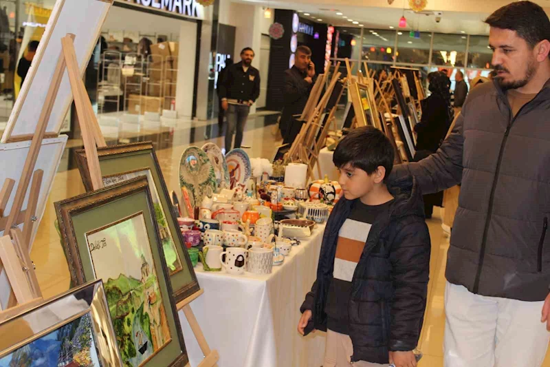 Siirt’te Halk Eğitimi Merkezi kursiyerleri el emeği göz nuru eserlerini sergiledi

