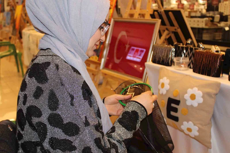 Siirt’te Halk Eğitimi Merkezi kursiyerleri el emeği göz nuru eserlerini sergiledi
