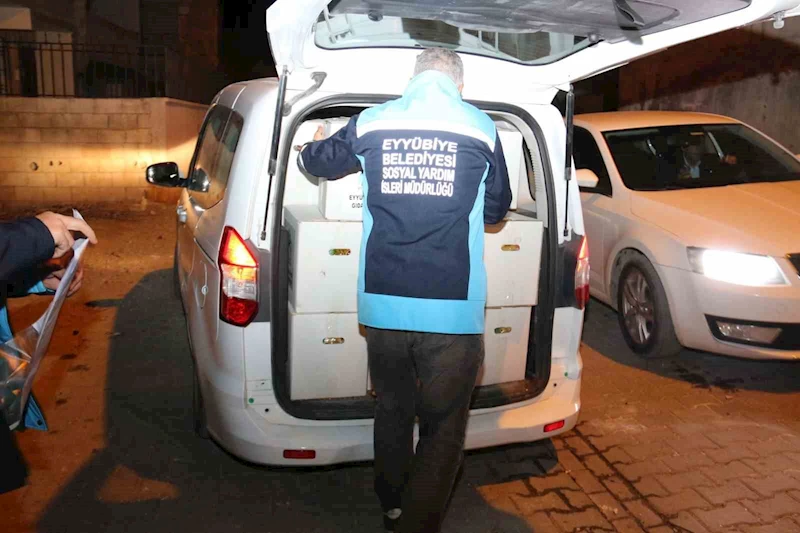 Başkan Kuş ve ekibi gece yarısına kadar gıda kolisi dağıttı
