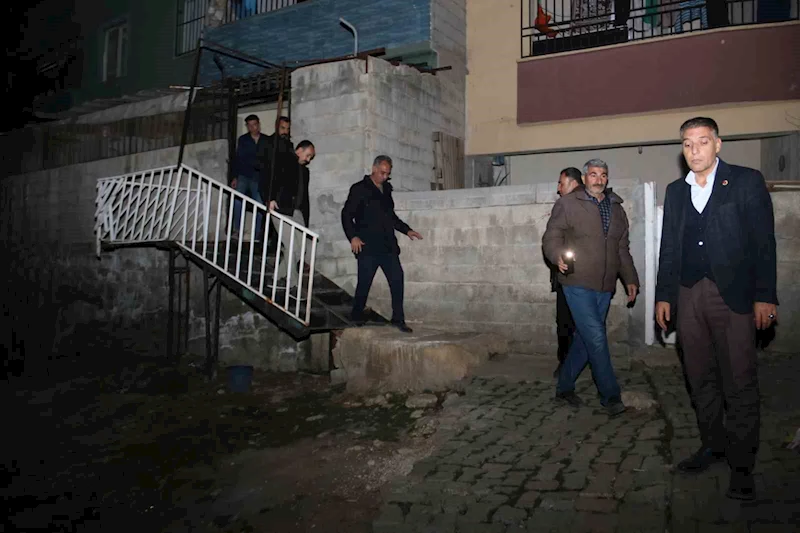 Başkan Kuş ve ekibi gece yarısına kadar gıda kolisi dağıttı
