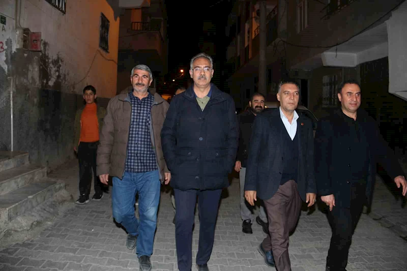 Başkan Kuş ve ekibi gece yarısına kadar gıda kolisi dağıttı
