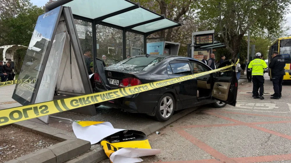 Kontrolden çıkan otomobil, otobüs durağına daldı: 5 yaralı