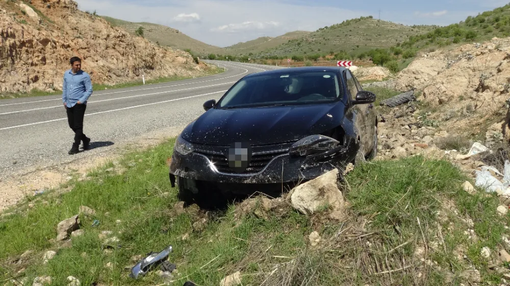 Komşu İlimizde virajı alamayan otomobil yoldan çıktı: 5 yaralı