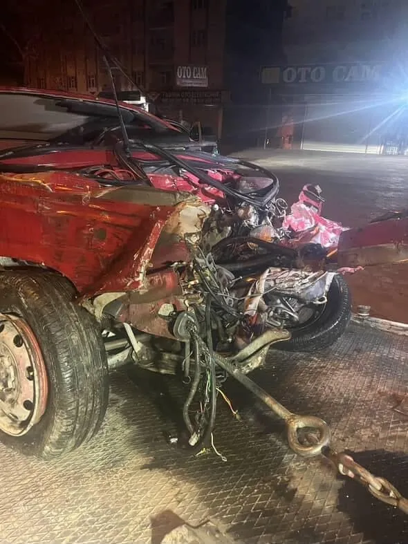 Otomobil ile kamyonet çarpıştı: 1 yaralı