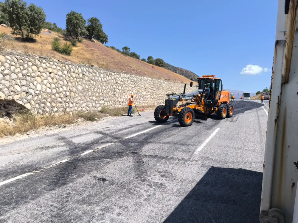 Baykan-Veysel Karani Yolu Üç Çeşme Mevkii’nde Asfalt Yama Çalışması