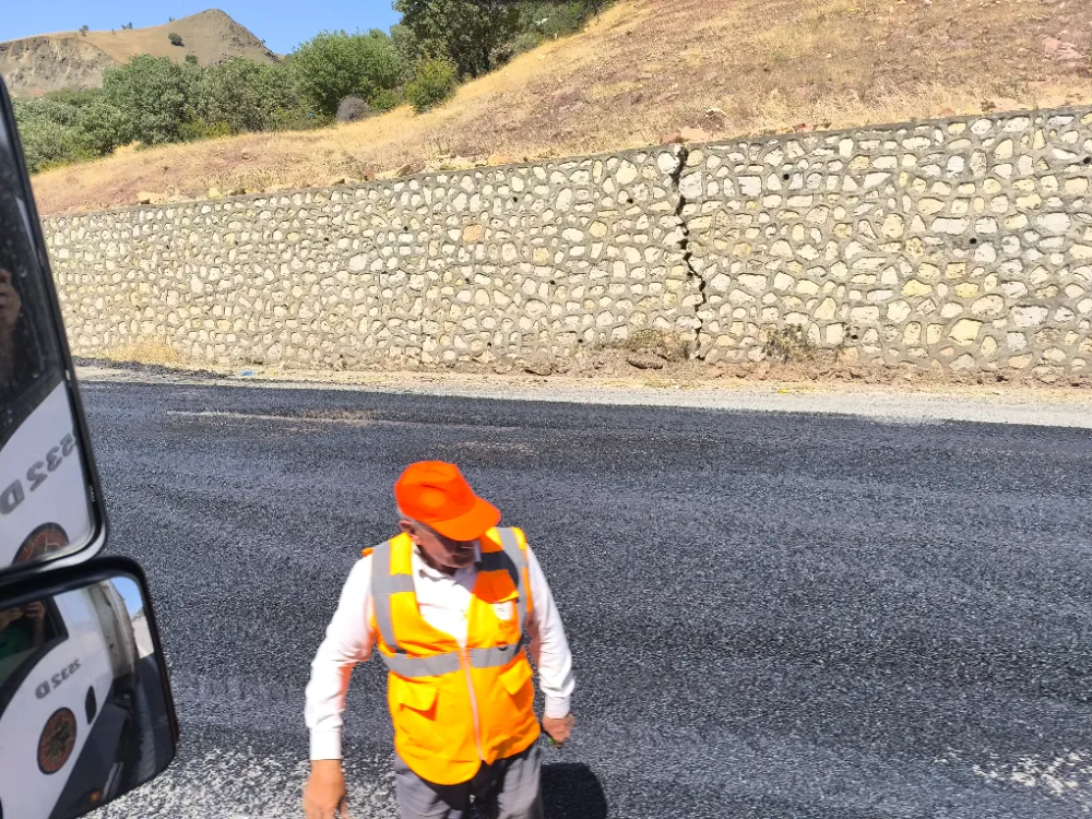 Baykan-Veysel Karani Yolu Üç Çeşme Mevkii’nde Asfalt Yama Çalışması