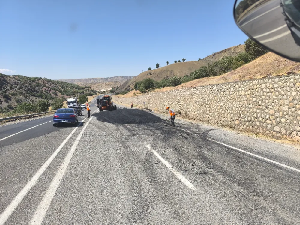 Baykan-Veysel Karani Yolu Üç Çeşme Mevkii’nde Asfalt Yama Çalışması