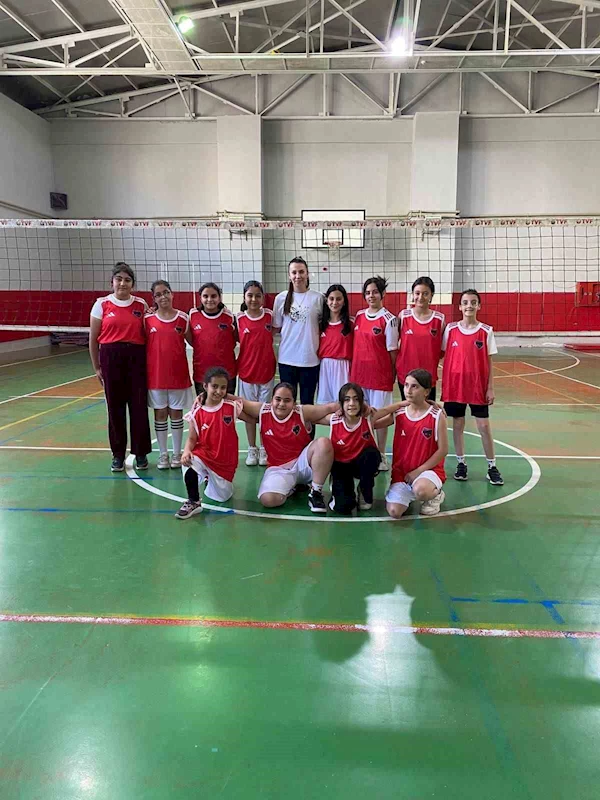 Van Büyükşehir Belediyespor geleceğin voleybolcularını yetiştiriyor

