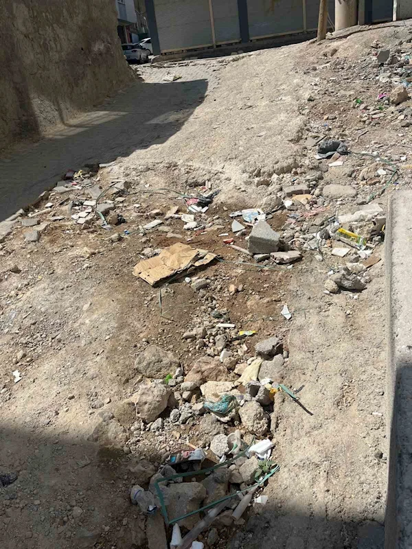 Mardin’de yapılmayan bozuk cadde vatandaşları çileden çıkardı
