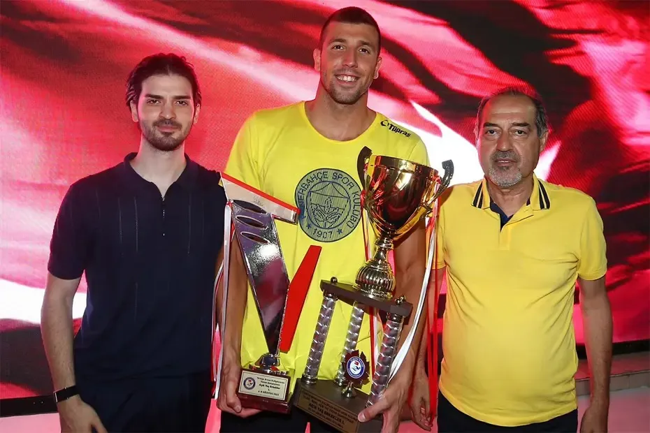 Fenerbahçe, yüzme şampiyonluğu kupasını geri aldı