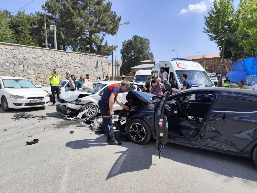 Bitlis’te Büyük Çarpışma! 10 Kişi Yaralandı