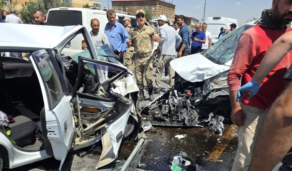 Ahlat’ta Şok Kaza: 3 Araç Birbirine Çarptı, 8 Kişi Hastaneye Sevk Edildi