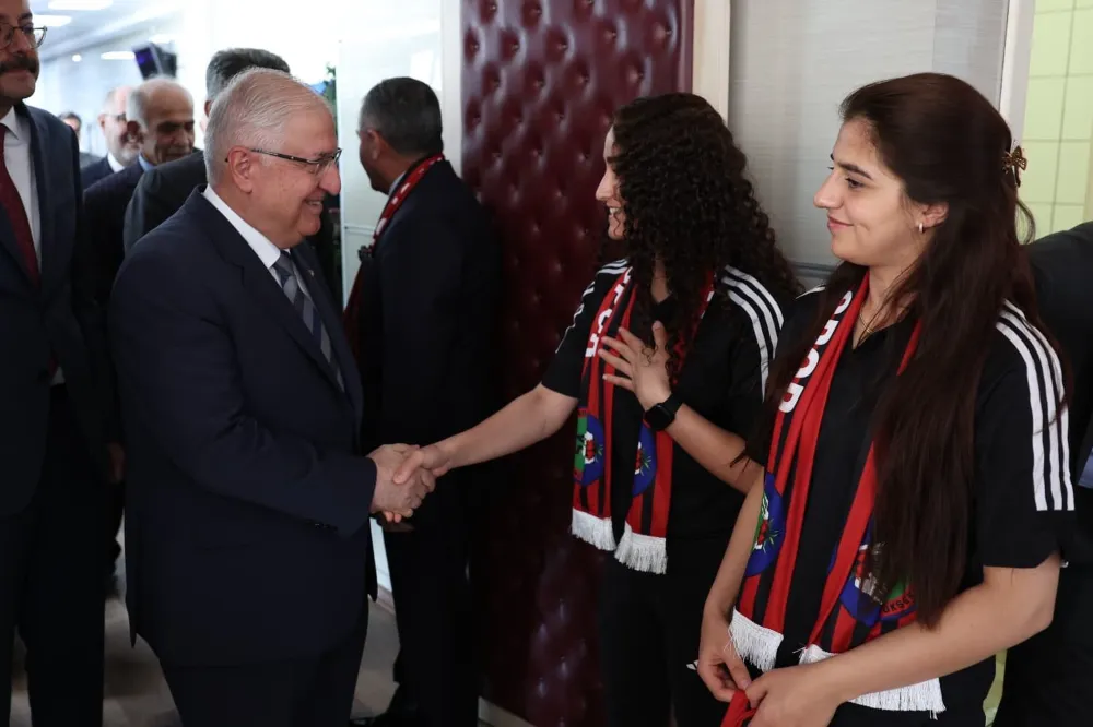 Milli Savunma Bakanı Güler, Yüksekova Kadın Futbol Takımı ile bir araya geldi