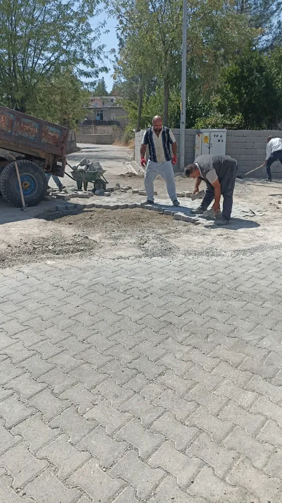 Veyselkarani’de Yol Seferberliği: Kilit Parke Çalışmaları Hız Kesmeden Devam Ediyor