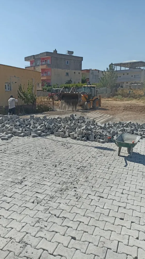 Veyselkarani’de Yol Seferberliği: Kilit Parke Çalışmaları Hız Kesmeden Devam Ediyor