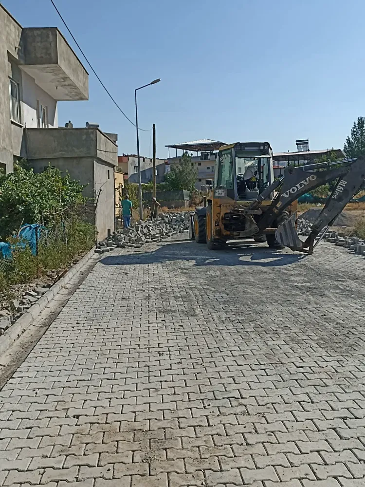 Veyselkarani’de Yol Seferberliği: Kilit Parke Çalışmaları Hız Kesmeden Devam Ediyor