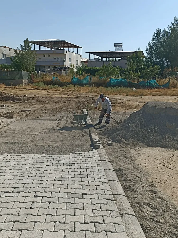 Veyselkarani’de Yol Seferberliği: Kilit Parke Çalışmaları Hız Kesmeden Devam Ediyor