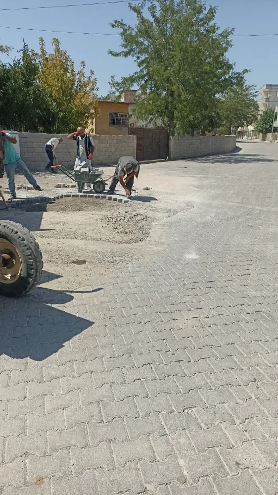 Veyselkarani’de Yol Seferberliği: Kilit Parke Çalışmaları Hız Kesmeden Devam Ediyor