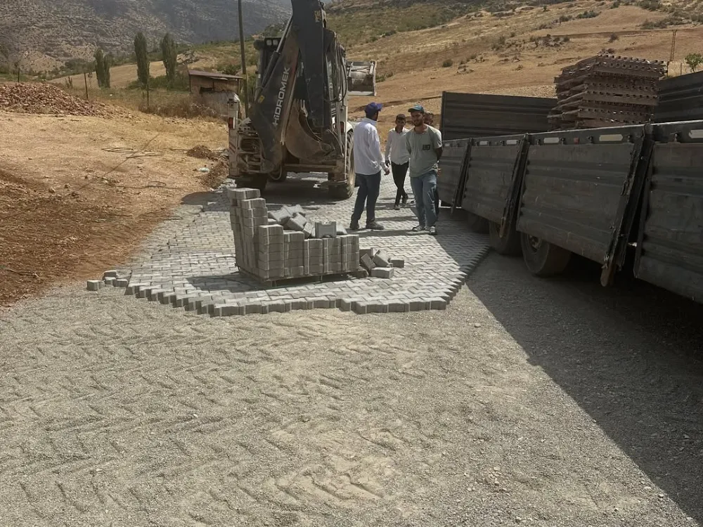Siirt Eruh Sarıgül Mahallesi’nde Yeni İmar Yollarına Parke Taşı Çalışmaları Başladı