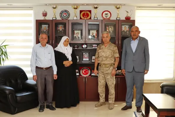 Siirt İl Jandarma Komutanı Özmen, Şehit Ailesini Makamında Ağırladı,“Şehitlerimizin Emaneti Baş Tacımızdır” 