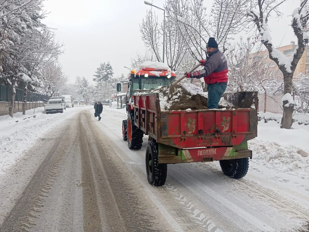 SİİRT BELEDİYESİ: KARLA MÜCADELE ÇALIŞMALARI ARALIKSIZ SÜRDÜRÜLÜYOR