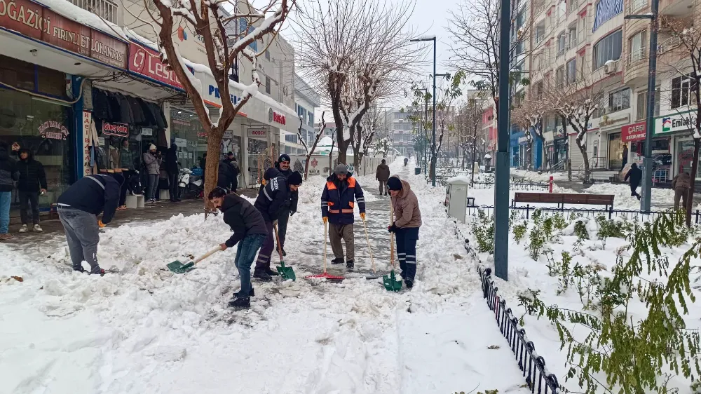 SİİRT BELEDİYESİ: KARLA MÜCADELE ÇALIŞMALARI ARALIKSIZ SÜRDÜRÜLÜYOR